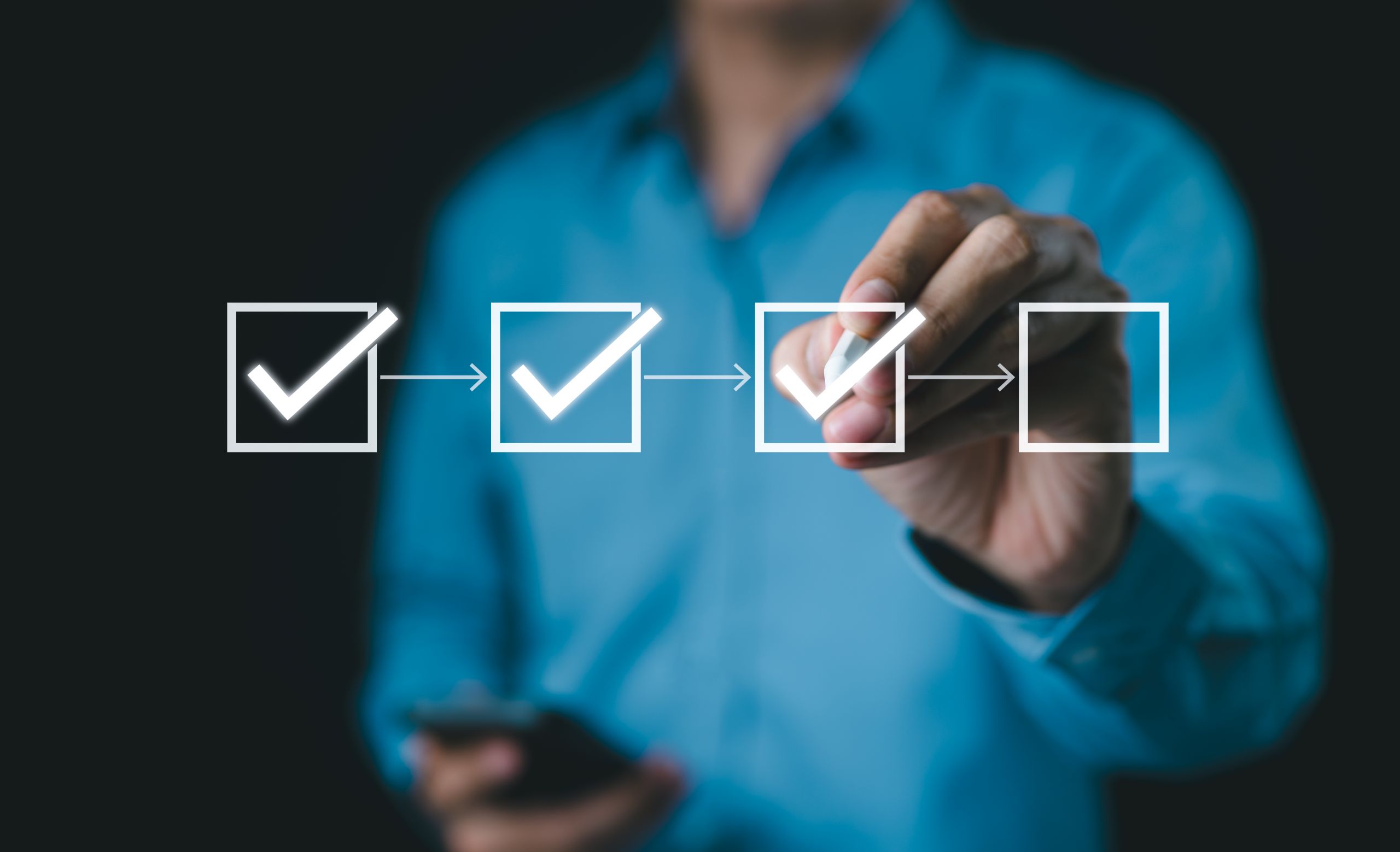 Checklist, Workflow Process for Quality Assurance. Marks checkboxes in digital checklist, step-by-step workflow process for quality assurance, document control, focusing on systematic task completion. Bild: iStock / Supatman